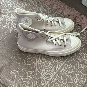 Converse high top light beige crochet daisy